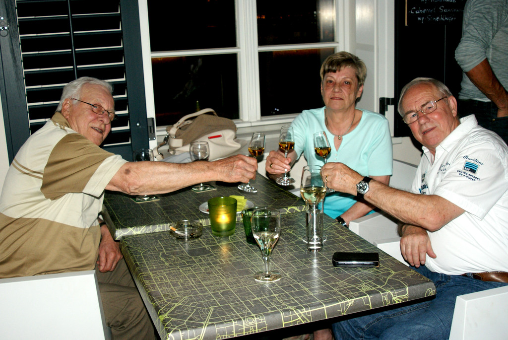 24 Prost mit einem guten Whisky_ Walter_ Rosmarie und Wolfgang.JPG