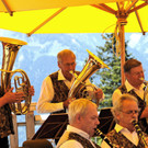 Thüringer Firobad-Musig unterhielt mit zünftiger Blasmusik