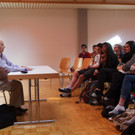 BK_Die Schu__ler der dritten Oberstufe ho__rten sehr interessiert zu-Karl Pfeifer erza__hlte aus seinem spannenden Leben.jpg