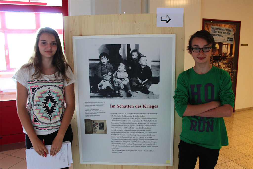 BK_Auch Schu__ler der ersten Oberstufe informierten sich u__ber Kinderspiel wa__hrend der Shoah-Bleona Sopa und Claude Meier.JPG