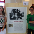 BK_Auch Schu__ler der ersten Oberstufe informierten sich u__ber Kinderspiel wa__hrend der Shoah-Bleona Sopa und Claude Meier.JPG