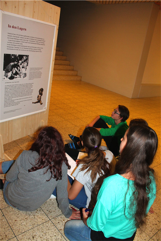 BK_Unvorstellbar was damals passierte-Oberstufenschu__ler mit Arbeitsauftra__gen bei der Ausstellung No Child_s Play.jpg