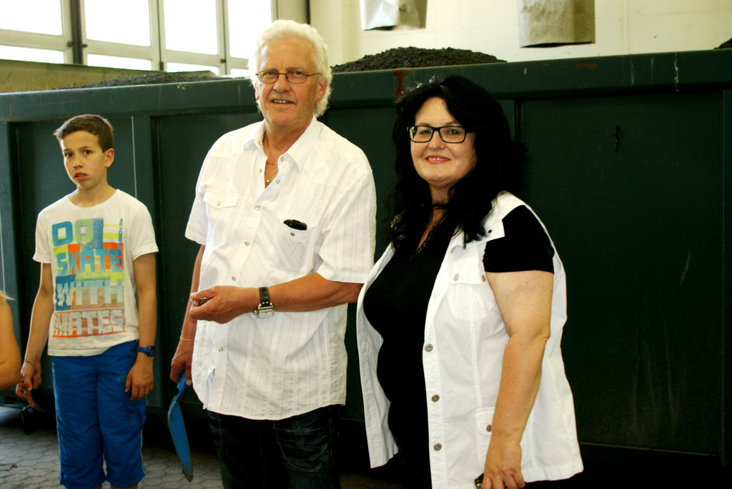 Silvia Wagner und Werner Sch__ttle freuten sich __ber das gro__e Interesse an der Kl__ranlage.JPG