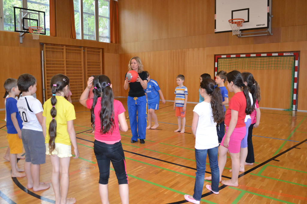 DSC_0024 Angelika Fend mit Sch__lern beim Turnunterricht.JPG