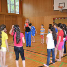 DSC_0024 Angelika Fend mit Sch__lern beim Turnunterricht.JPG