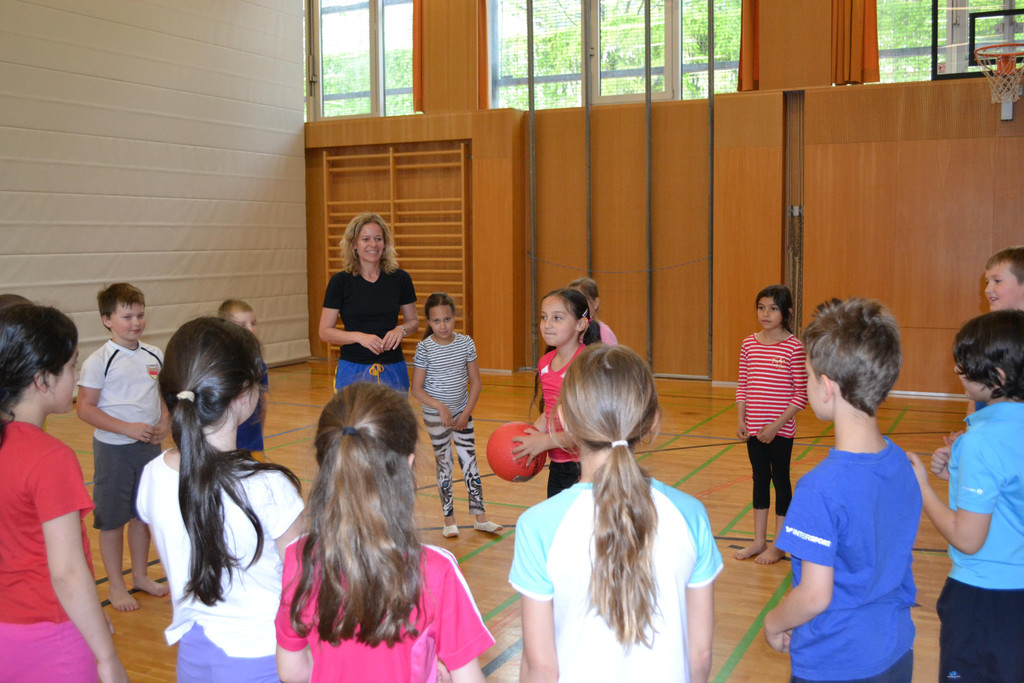 DSC_0028 Angelika Fend mit Sch__lern beim Turnunterricht.JPG