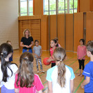 DSC_0028 Angelika Fend mit Sch__lern beim Turnunterricht.JPG