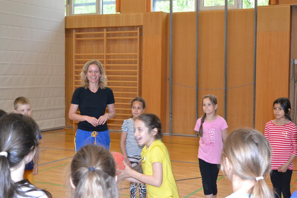 DSC_0029 Angelika Fend mit Sch__lern beim Turnunterricht.JPG