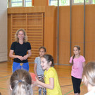 DSC_0029 Angelika Fend mit Sch__lern beim Turnunterricht.JPG