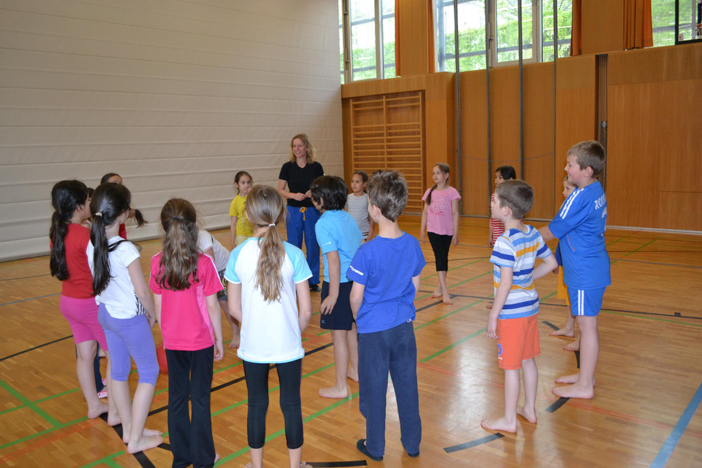 DSC_0032 Angelika Fend mit Sch__lern beim Turnunterricht.JPG