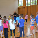 DSC_0032 Angelika Fend mit Sch__lern beim Turnunterricht.JPG
