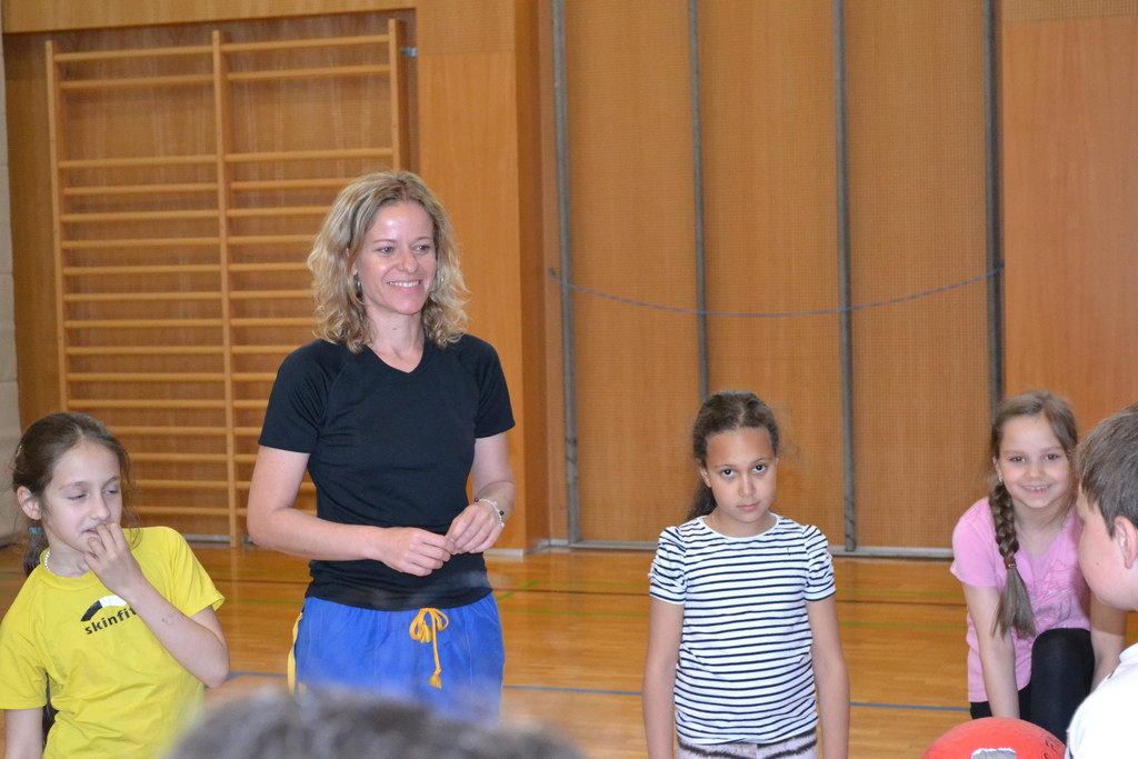 DSC_0034 Angelika Fend mit Sch__lern beim Turnunterricht.JPG