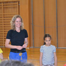 DSC_0034 Angelika Fend mit Sch__lern beim Turnunterricht.JPG