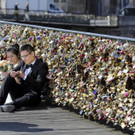 Lovelock: Pariser Brücke ächzt unter Gewicht der Vorhangschlösser