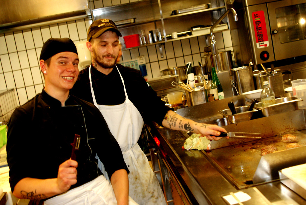 Das Fleisch brutzelt auf dem Grill.JPG