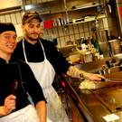 Das Fleisch brutzelt auf dem Grill.JPG