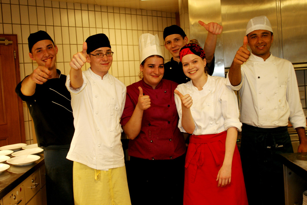 Die K__chenlehrlinge sind gut drauf.JPG