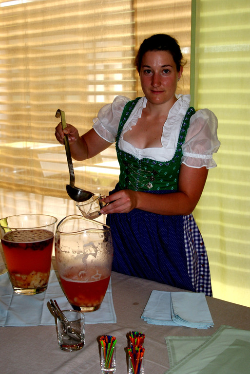 Eine feine Bowle als Aperitif.JPG