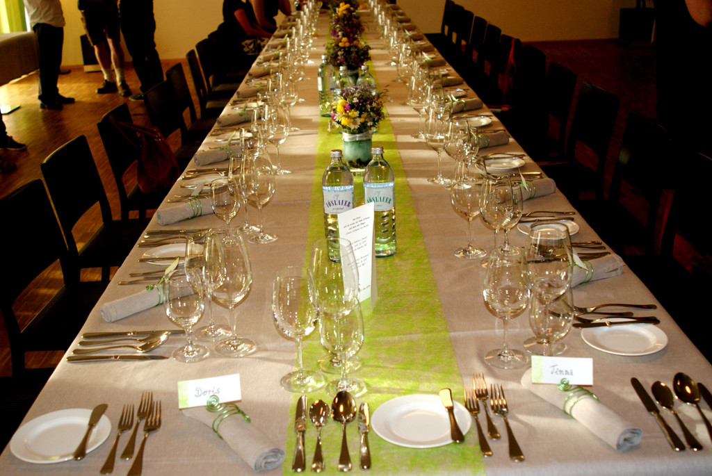 Festlich gedeckte Tafel.JPG