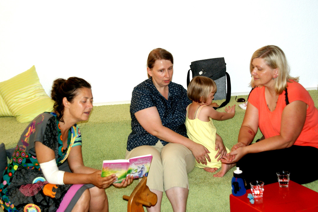 Auch Mama Elena und Gota Mirjana lauschten  Monikas Worten.JPG