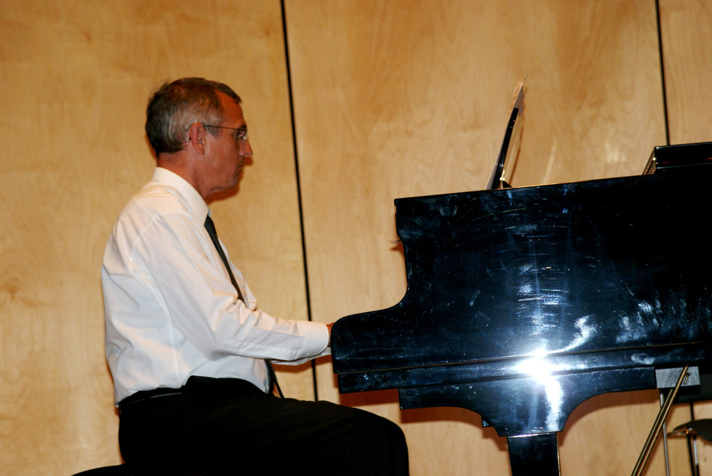 Andreas Kiraly begleitete auf dem Klavier.JPG