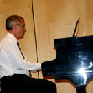 Andreas Kiraly begleitete auf dem Klavier.JPG