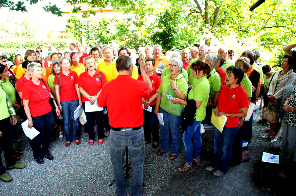 Der Eintracht Chor begleitete musikalisch.JPG