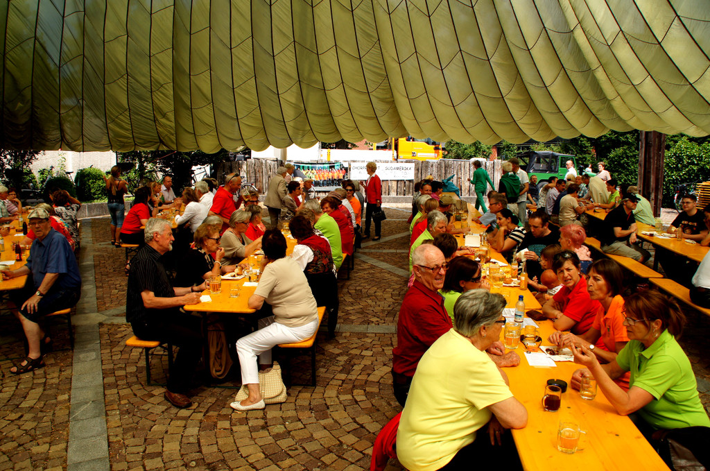 Feststimmung unterm Fallschirm.JPG