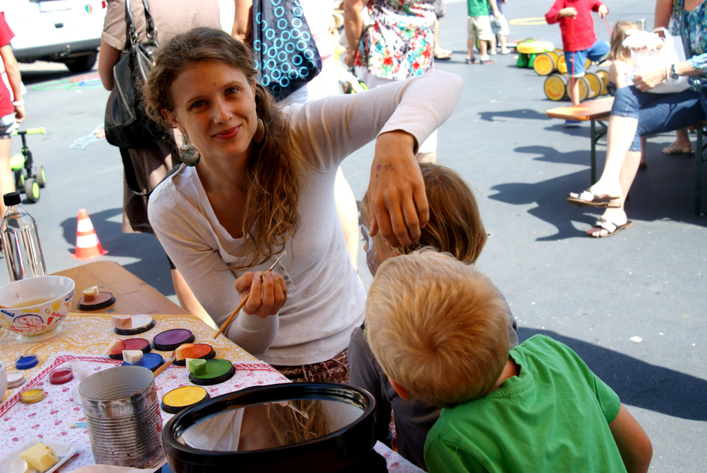 Ramona malte flei__ig Kindergesichter an.JPG