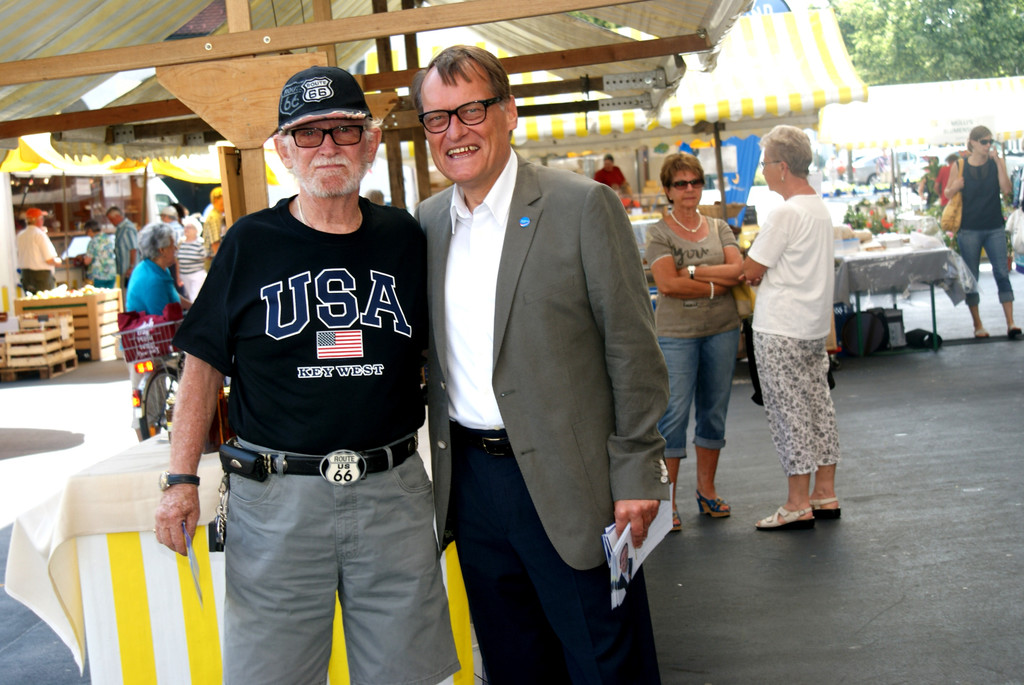 Rudy K__nig und Ernst Hagen flanierten __ber den Markt.JPG