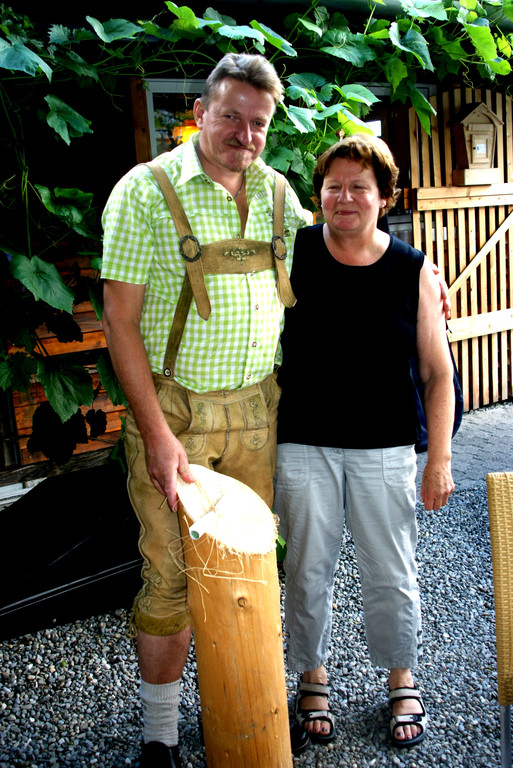 Wolfi mit Mariann_ auch sie hat einen Meter ersteigert_.JPG