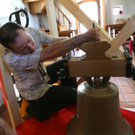 KOE_Neue Glocke Bangs im Turm 8.jpg