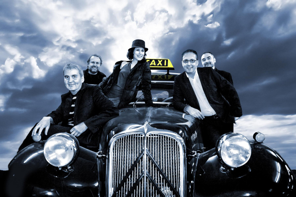 K1600_Herwig_Taxi Rohm_Wolken_Hintergrund_TAXI-SCHILD-m.JPG