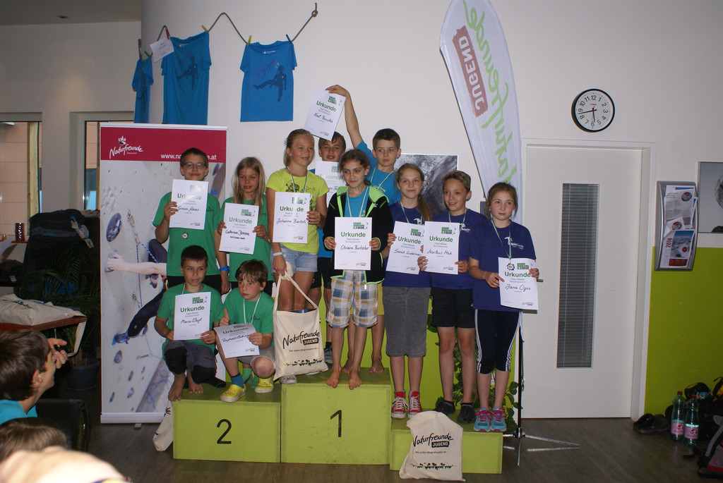 U13_Team Bludenz (v.l. Johanna und Chiara Bertsch und hinten v.l. Johannes Thöni und Noel Bouska) Mitte auf Platz 1