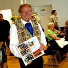 Hermann G__chter zeigt stolz seinen Bildband __ber 125 jahre MV Harmonie.JPG