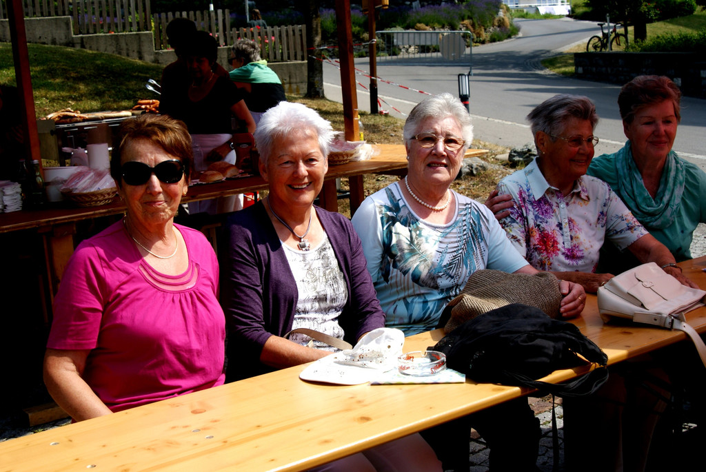 Ein fr__hliches Damenquintett genoss das Fest bei Sonnenschein.JPG