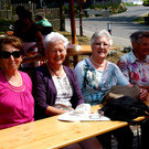 Ein fr__hliches Damenquintett genoss das Fest bei Sonnenschein.JPG
