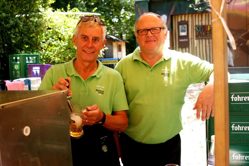 Die freundlichen Bierzapfer des Lions Club.JPG
