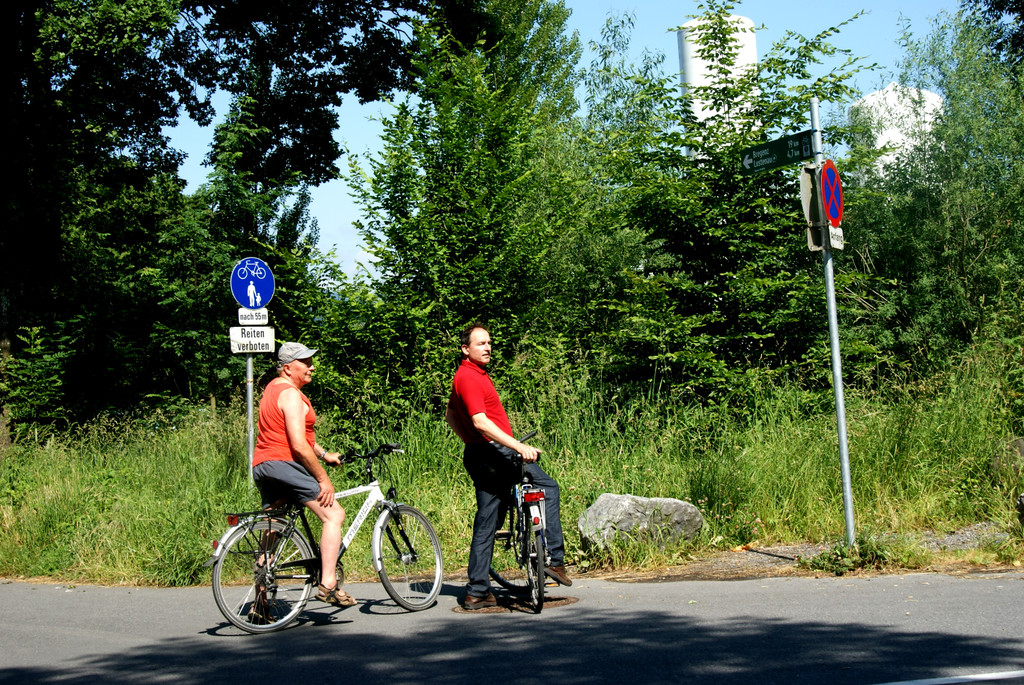Radler finden den Weg leichter.JPG
