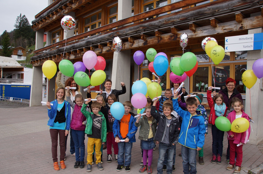 Bild-3 Die Ballons der VS-Fontanella wurden dem Wind __bergeben.jpg