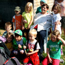 Maria Benzer_ umzingelt von einer fr__hichen Kinderschar.JPG