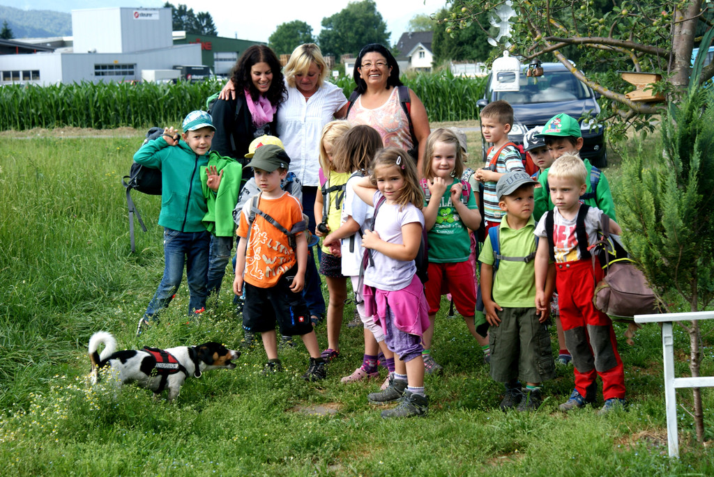 Tamara Steckermeier_ Bettina Schwaszta und Lydia Benzer mit den Kindern im Garten.JPG