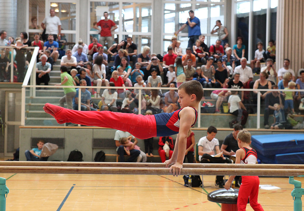 1200-Kunstturner in der Mittelschulturnhalle.jpg