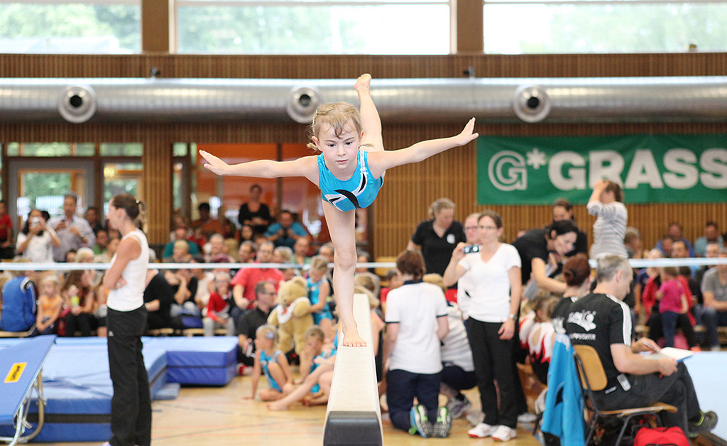1200-Turn10-Rheinauhalle-Turnerin der TS Goefis.jpg