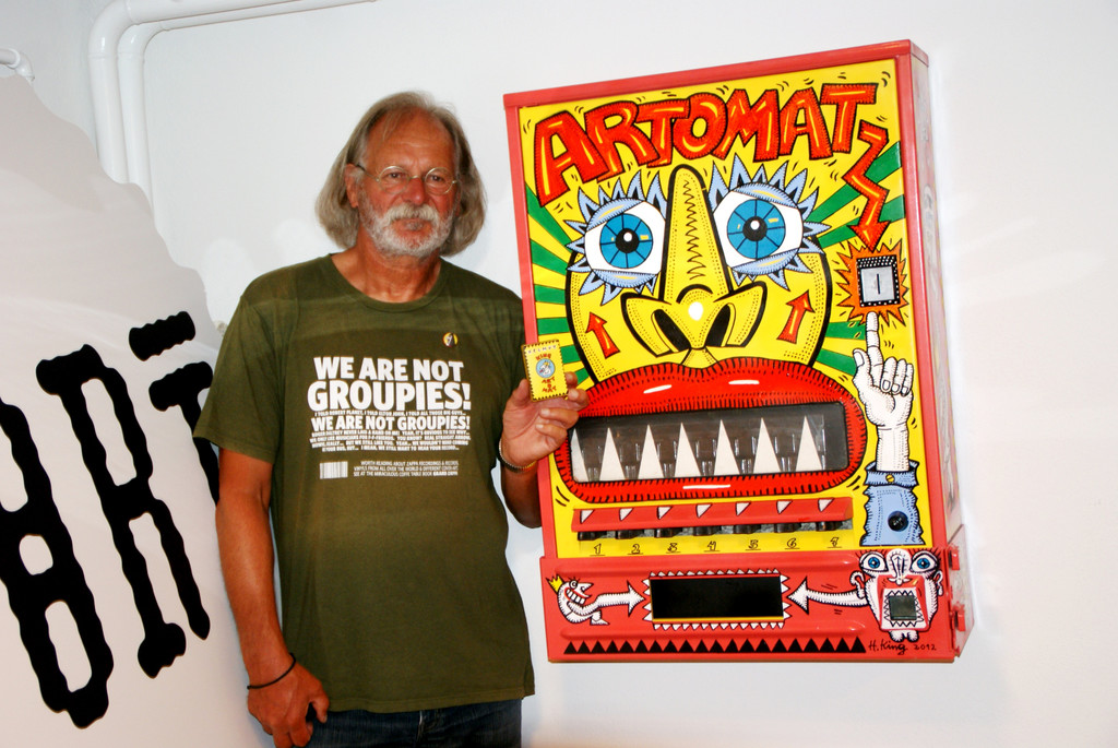 Helmut King vor seinem Artomaten.JPG