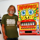 Helmut King vor seinem Artomaten.JPG