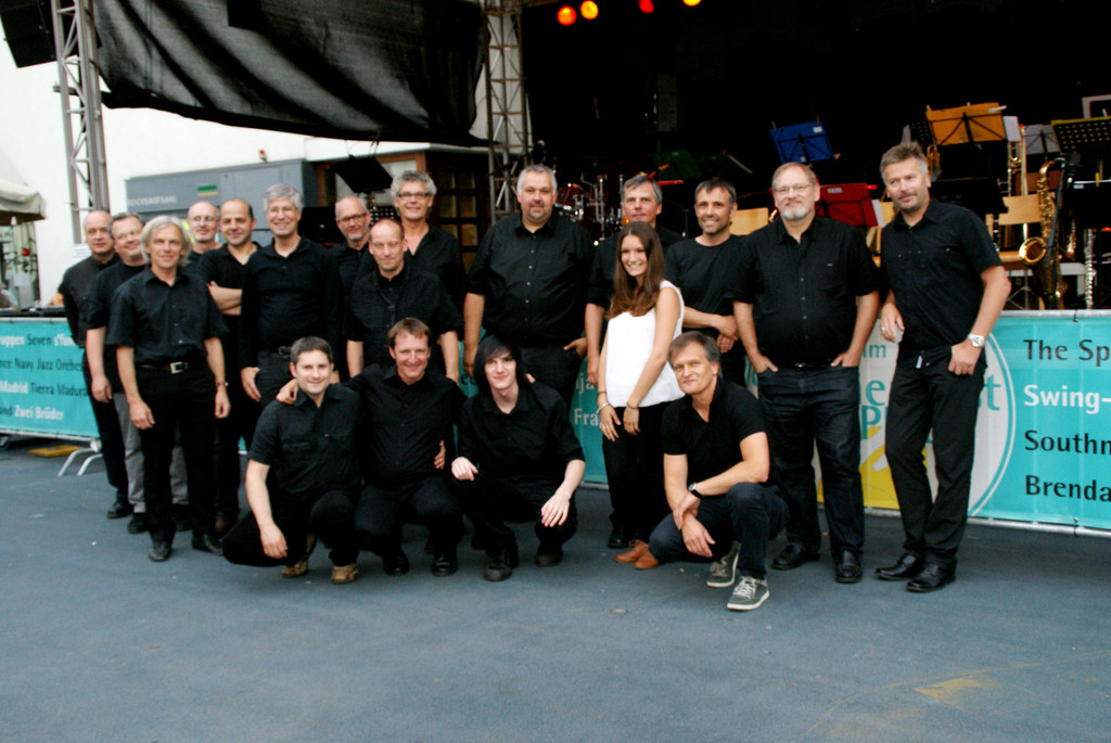 Die Swing-Werk Big Band jazzte auf dem blauen Platz.JPG