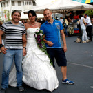 Eine entf__hrte Braut huschte __ber den Platz.JPG