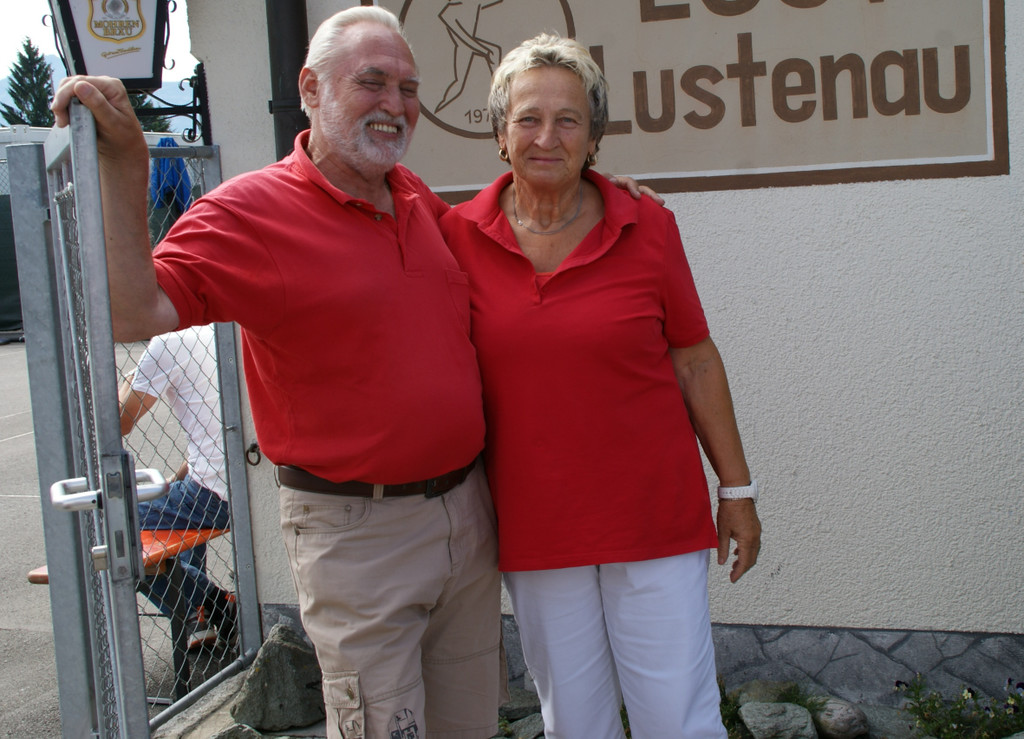 Anton Mesotitsch mit seinem Aush__ngeschild Maria K__gler.JPG