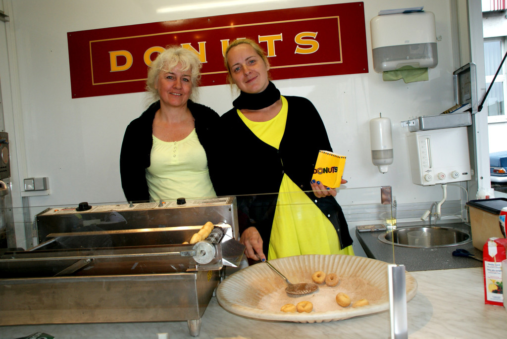 Bettina und Ariane mit k__stlichen Donats.JPG